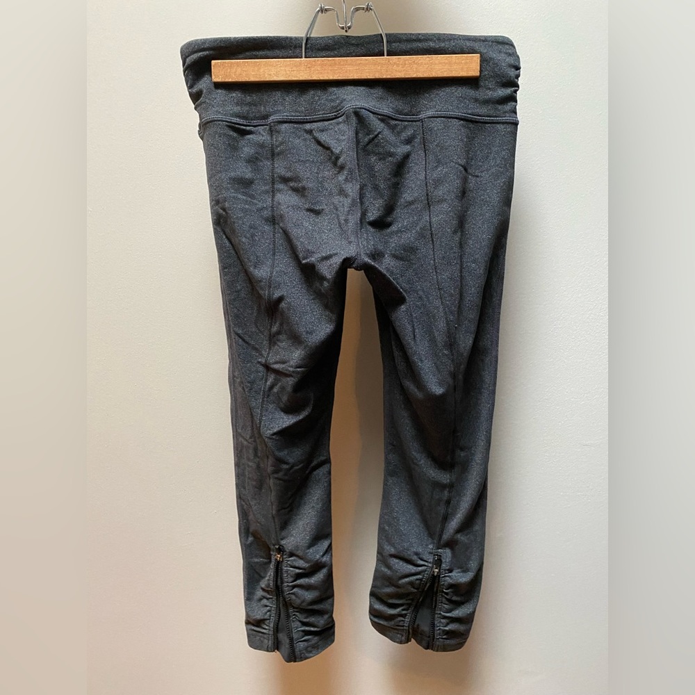 Lululemon Cardio Kick, heather grey crops — size 8